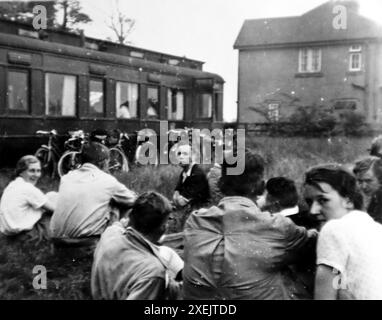 I ciclisti riposano a Bilton, un villaggio nell'East Ridings dello Yorkshire. Tour in bicicletta, 1937. Da un album che copre un viaggio in bicicletta nel Regno Unito da un gruppo di ciclisti entusiasti. L'album è stato compilato e annotato da un fotografo amatoriale e il tour ha incluso Galles del Nord, Yorkshire, Lancashire e Cumbria. Non c'erano indicazioni su chi avesse compilato l'album. Le dimensioni originali della fotografia variavano, la più piccola era di circa 3 x 2 pollici, la più grande di circa 7 x 5. Foto Stock