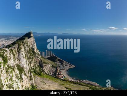 Vista panoramica della leggendaria Rocca di Gibilterra e della sua riserva naturale di Upper Rock Foto Stock