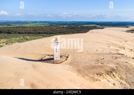 L'iconico faro su una duna di sabbia nel nord della Danimarca vicino a Hirtshals Foto Stock