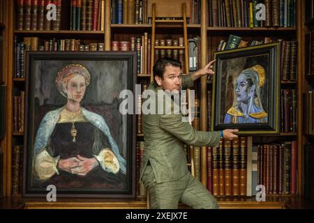 Londra, Regno Unito. 28 giugno 2024. Dan Llywelyn Hall con le sue opere (L) «Expectant Mary Queen Mary i» e «Returning White Queen», entrambe 2024. La Society of Antiquaries of London celebra il suo 150° anniversario di trasferirsi a Burlington House con una mostra, dal 28 giugno al 5 luglio, durante la London Art Week. 20 nuove opere d'arte create dagli artisti Adam Dant e Dan Llywelyn Hall, ispirate a oggetti della collezione della società, sono in mostra. Le opere saranno poi messe all’asta per raccogliere fondi per sostenere la catalogazione e la digitalizzazione della collezione della società di circa 25.000 stampe del XVIII e XIX secolo Foto Stock