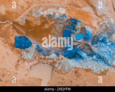 Area geotermale nella valle Haukadular, Islanda, con sorgenti calde fumanti e corsi d'acqua calda Foto Stock