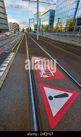 Tram per le strade di Dusseldorf, Germania Foto Stock