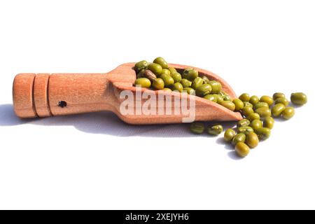 Macro primo piano di Gram verde organico (Vigna radiata) o moong dal verde intero pulito su sfondo bianco. Macro vista dall'alto con cucchiaio Foto Stock