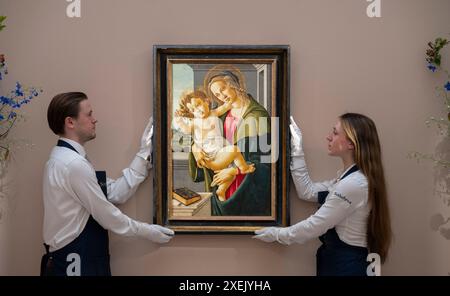 Sotheby's, Londra, Regno Unito. 28 giugno 2024. Gli sconti serali Sotheby's Old Masters si svolgono il 3 luglio. Le attrazioni principali includono: Botticelli, la Vergine e il bambino, con un paesaggio oltre. Stimate tra 3.000.000 e 5.000.000 sterline. Crediti: Malcolm Park/Alamy Live News Foto Stock