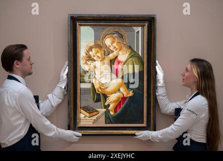 Sotheby's, Londra, Regno Unito. 28 giugno 2024. Gli sconti serali Sotheby's Old Masters si svolgono il 3 luglio. Le attrazioni principali includono: Botticelli, la Vergine e il bambino, con un paesaggio oltre. Stimate tra 3.000.000 e 5.000.000 sterline. Crediti: Malcolm Park/Alamy Live News Foto Stock