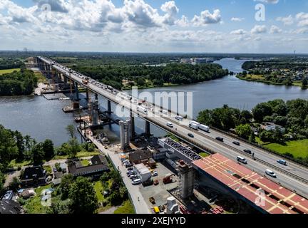 Borgstedt, Germania. 28 giugno 2024. Il traffico passa sopra il Rader Hochbrücke, mentre l'avanzamento del nuovo ponte è iniziato in parallelo. (Foto aerea con drone) credito: Axel Heimken/dpa/Alamy Live News Foto Stock
