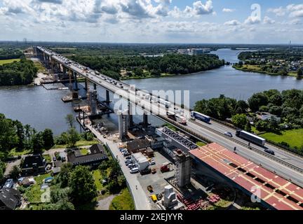Borgstedt, Germania. 28 giugno 2024. Il traffico passa sopra il Rader Hochbrücke, mentre l'avanzamento del nuovo ponte è iniziato in parallelo. (Foto aerea con drone) credito: Axel Heimken/dpa/Alamy Live News Foto Stock