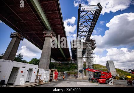 Borgstedt, Germania. 28 giugno 2024. I tecnici lavorano sul Rader High Bridge, dove è iniziato l'avanzamento delle nuove sezioni del ponte. Credito: Axel Heimken/dpa/Alamy Live News Foto Stock