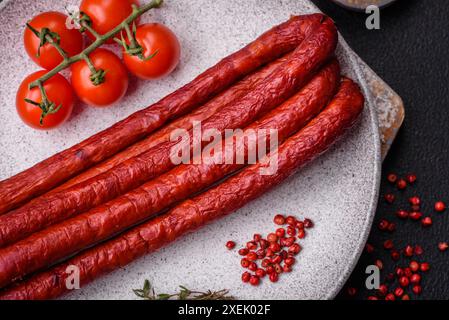 Deliziose salsicce affumicate con sale Foto Stock