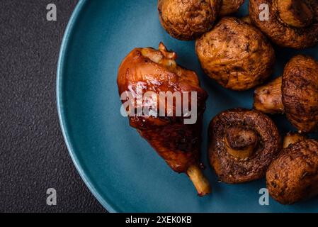 Deliziose gambe di pollo alla griglia con spezie ed erbe aromatiche in salsa teriyaki Foto Stock