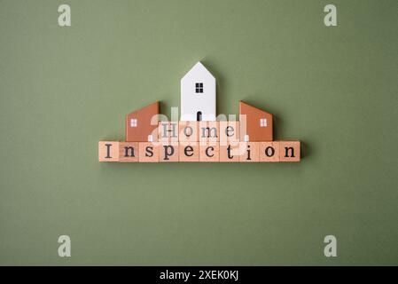 L'iscrizione Home Inspection realizzata con cubi di legno su un fondo semplice Foto Stock