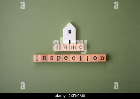 L'iscrizione Home Inspection realizzata con cubi di legno su un fondo semplice Foto Stock