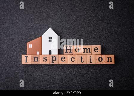 L'iscrizione Home Inspection realizzata con cubi di legno su un fondo semplice Foto Stock