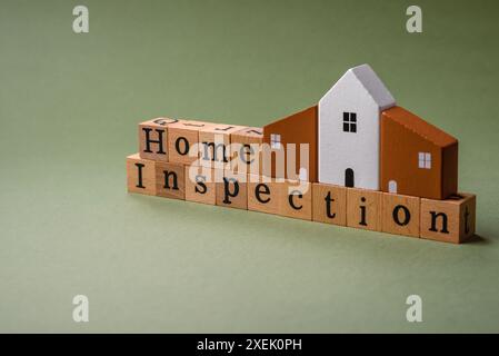 L'iscrizione Home Inspection realizzata con cubi di legno su un fondo semplice Foto Stock