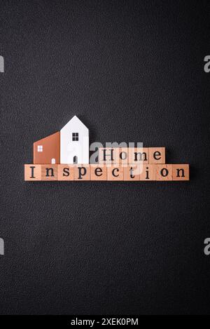 L'iscrizione Home Inspection realizzata con cubi di legno su un fondo semplice Foto Stock