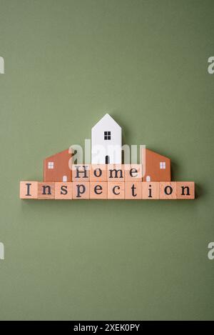 L'iscrizione Home Inspection realizzata con cubi di legno su un fondo semplice Foto Stock