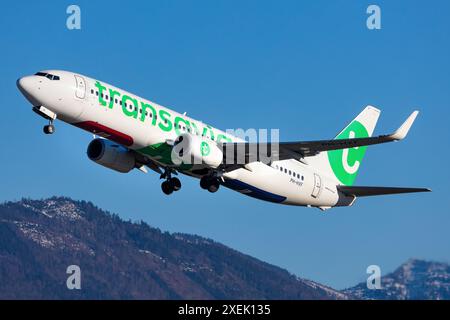 Salisburgo, Austria - 27 gennaio 2024: Boeing 737-800 di Transavia Airlines in partenza dall'aeroporto di Salisburgo in Austria che trasporta winte Foto Stock