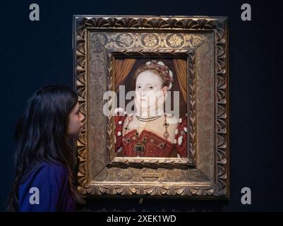Christie's, Londra, Regno Unito. 28 giugno 2024. I saldi Christie's Classic Week vanno dal 2-10 luglio e coprono l'arte dall'antichità al XX secolo. I punti salienti della vendita della parte i degli antichi maestri includono: Attribuito a George Gower, c. 1540-96), Ritratto della regina Elisabetta i, stima: £ 300.000-500.000. Crediti: Malcolm Park/Alamy Live News Foto Stock