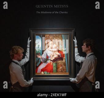 Christie's, Londra, Regno Unito. 28 giugno 2024. I saldi Christie's Classic Week vanno dal 2-10 luglio e coprono l'arte dall'antichità al XX secolo. I punti salienti della vendita della parte i dell'Old Masters includono: La riscoperta dei monumenti storici: Il capolavoro di Quentin Metsys, la Madonna delle ciliegie (stima: £ 8.000.000-12.000.000). Dipinta nella maturità di Metsys negli anni '1520, la Madonna delle ciliegie è uno dei dipinti più celebri di Quentin Metsys, padre della scuola di Anversa. Crediti: Malcolm Park/Alamy Live News Foto Stock