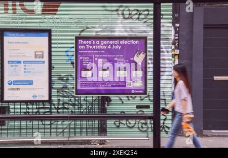 Londra, Regno Unito. 28 giugno 2024. Un poster su una fermata dell'autobus a Camden mostra informazioni sulle elezioni del Regno Unito che si svolgeranno il 4 luglio. Crediti: Vuk Valcic/Alamy Live News Foto Stock