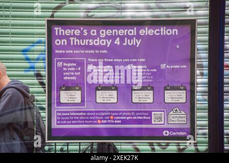 Londra, Regno Unito. 28 giugno 2024. Un poster su una fermata dell'autobus a Camden mostra informazioni sulle elezioni del Regno Unito che si svolgeranno il 4 luglio. Crediti: Vuk Valcic/Alamy Live News Foto Stock