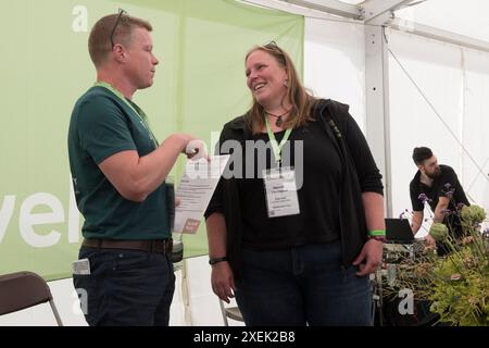 Goundswell, il festival agricolo rigenerativo. Jacob Sykes della fosse Meadows, allevamento di polli e Hannah Thorogood della Inkpot Farm e pascoli per tutta la vita. Lannock Manor Farm, Hitchin, Hertfordshire 2024 2020s UK HOMER SYKES Foto Stock