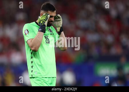 Giorgi Mamardashvili della Georgia guarda durante la partita UEFA Euro 2024 di gruppo F tra Georgia e Portogallo all'Arena AufSchalke il 26 giugno 2024 a Gelsenkirchen, in Germania. Foto Stock