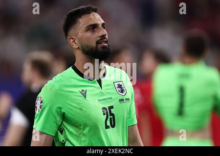 Giorgi Mamardashvili della Georgia guarda durante la partita UEFA Euro 2024 di gruppo F tra Georgia e Portogallo all'Arena AufSchalke il 26 giugno 2024 a Gelsenkirchen, in Germania. Foto Stock