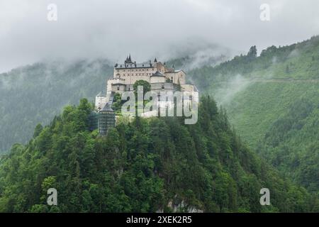 Storico castello di Hohenwerfen con vista panoramica sulle montagne Foto Stock