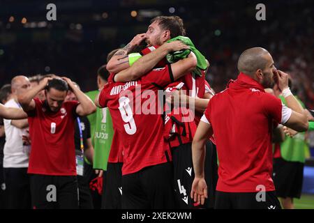 Players of Georgia festeggia la fine della partita UEFA Euro 2024 di gruppo F tra Georgia e Portogallo all'Arena AufSchalke il 26 giugno 2024 a Gelsenkirchen, Germania . Foto Stock