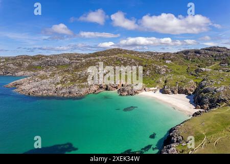 Achmelvich Sutherland Scozia cielo blu sole estivo sulla spiaggia di sabbia bianca e sul limpido blu mare verde Foto Stock