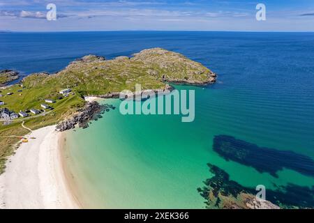 Achmelvich Sutherland, Scozia, il sole estivo sulla spiaggia di sabbia bianca e sul limpido mare blu verde Foto Stock