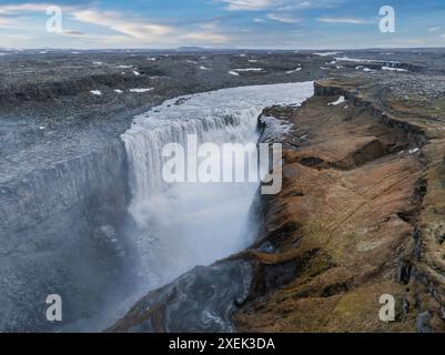 Vista aerea della maestosa cascata che scende dalla scogliera rocciosa in Islanda Foto Stock