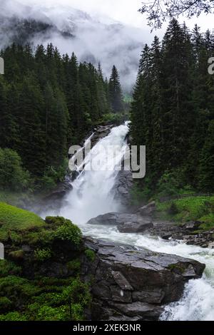 Esplora la cascata di Krimml nella stagione estiva austriaca Foto Stock