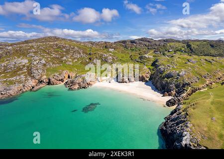 Achmelvich Sutherland Scozia con sole estivo sulla spiaggia di sabbia bianca e sul mare verde limpido Foto Stock