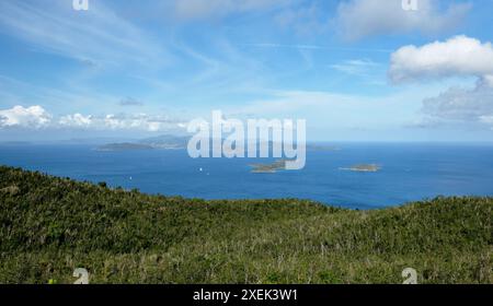 Tortola vista dal Gorda Peak sulla Virgin Gorda. Le isole più piccole in primo piano sono The Dogs. Gorda Peak è il punto più alto di Virgin Gorda Foto Stock