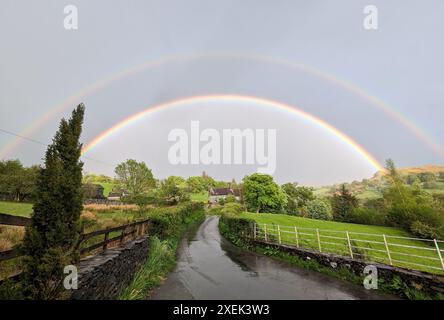 Doppio arcobaleno fuori dal Three Shires Inn, Little Langdale nel Lake District inglese. Foto Stock