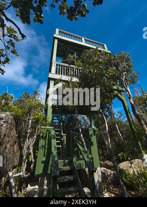 Il Gorda Peak è il punto più alto della Virgin Gorda, con un'altitudine di 350 metri. La torre di osservazione fu ricostruita e riaperta alla fine del 2023. La vecchia torre è stata distrutta da h Foto Stock