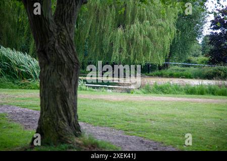 Bourne, Regno Unito. 28 giugno 2024. L'unità di ricerca subacquea della polizia controlla St Peter's Pool in seguito all'omicidio di un uomo di 30 anni nella zona del pozzo della città mercato di Bourne, Lincolnshire, Inghilterra, Regno Unito. Credito: Jonathan Clarke/Alamy Live News Foto Stock