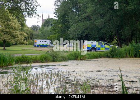 Bourne, Regno Unito. 28 giugno 2024. La polizia continua ad avere una presenza visibile in seguito all'omicidio di un uomo di 30 anni nella zona del pozzo della città mercato di Bourne, Lincolnshire, Inghilterra, Regno Unito. Credito: Jonathan Clarke/Alamy Live News Foto Stock