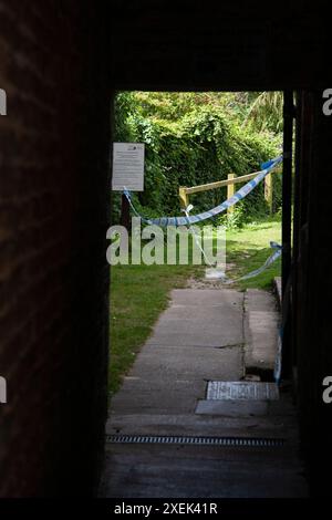 Bourne, Regno Unito. 28 giugno 2024. La registrazione della polizia limita l'accesso all'omicidio di un uomo di 30 anni nella zona del pozzo della città mercato di Bourne, Lincolnshire, Inghilterra, Regno Unito. Credito: Jonathan Clarke/Alamy Live News Foto Stock