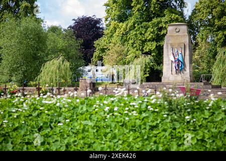 Bourne, Regno Unito. 28 giugno 2024. Polizia che indaga sull'omicidio di un uomo di 30 anni nella zona del pozzo della città mercato di Bourne, Lincolnshire, Inghilterra, Regno Unito. Credito: Jonathan Clarke/Alamy Live News Foto Stock