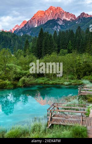 Splendida alba sulla riserva naturale di Zelenci nella bellezza paesaggistica della Slovenia Foto Stock