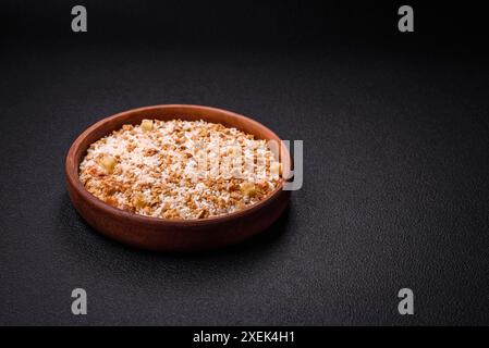 Grandi grani di riso bianco crudo in un recipiente di ceramica Foto Stock