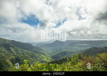 Punto panoramico affacciato sulla giungla. Gorges Viewpoint, Black River National Park, Mauritius Foto Stock