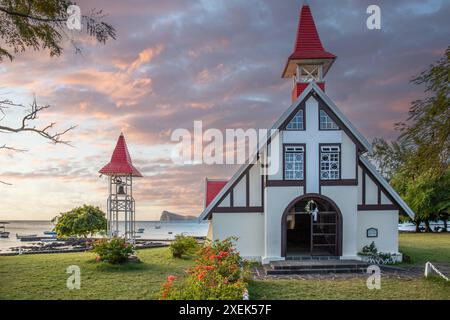 Paesaggio e chiesa al tramonto, Notre-Dame Auxiliatrice de Cap Malheureux, Mauritius Foto Stock