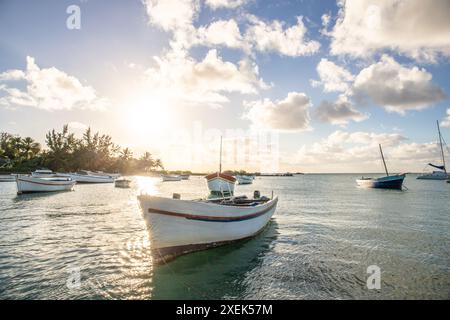 Porto dei pescatori con barche in mare. Tramonto a Cape Malheureux, Mauritius Foto Stock