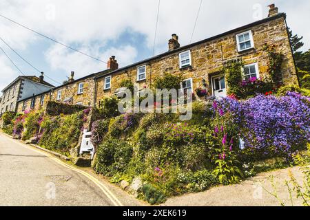 Cornovaglia, Inghilterra - giugno 2020: Decorazioni floreali in balconi nelle tradizionali case inglesi nel sud dell'Inghilterra Foto Stock