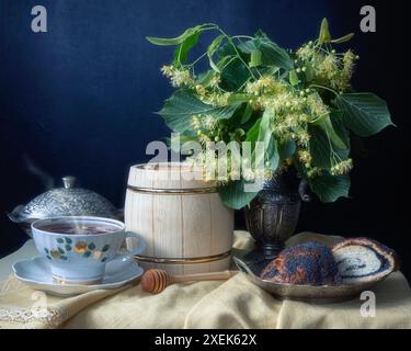 Natura morta con un barile di miele e fiori di tiglio Foto Stock