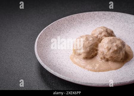 Deliziose polpette di pollo tritato o tacchino con salsa di panna acida Foto Stock